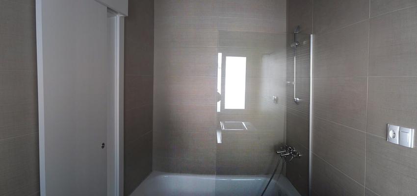Baño style moderno color marron, blanco  diseñado por ESTUDIO AMBITO TECNICO S.L. | Arquitecto Técnico 