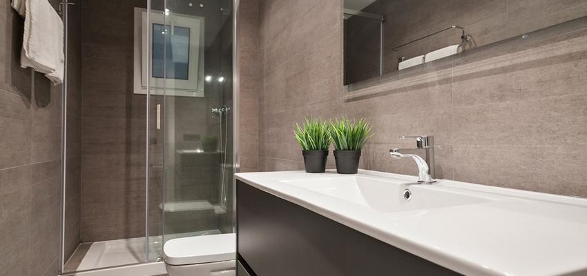 Baño style moderno color beige, marron, blanco, plateado  diseñado por Dröm Living | Interiorista | Copyright Dröm Living