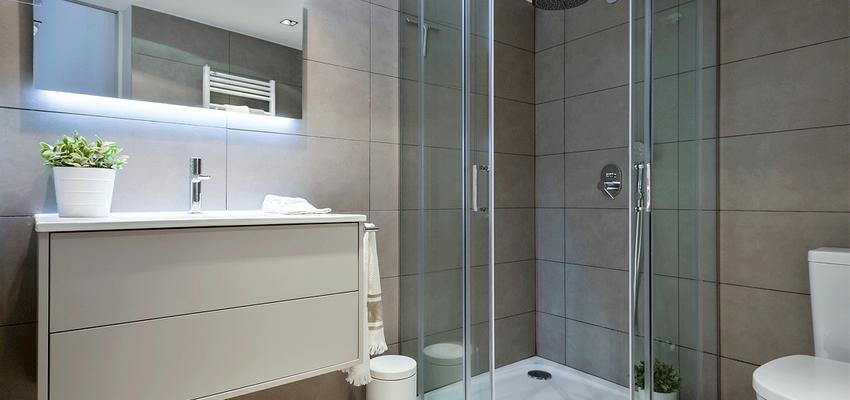 Baño style moderno color beige, marron, blanco  diseñado por Dröm Living | Interiorista | Copyright Dröm Living
