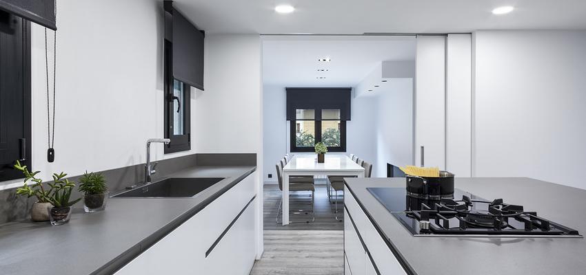 Cocina style moderno color blanco, gris, gris  diseñado por Dröm Living | Interiorista 