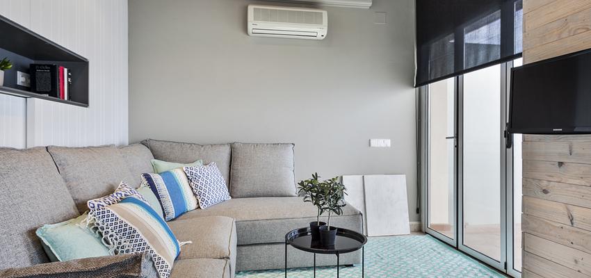 Salon style mediterraneo color turquesa, azul oscuro, beige  diseñado por Dröm Living | Interiorista | Copyright Dröm Living