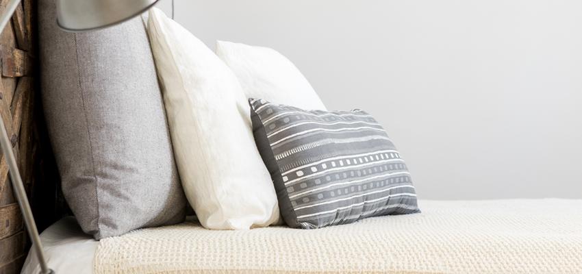 Dormitorio Estilo mediterraneo Color beige, blanco, gris  diseñado por Dröm Living | Interiorista 