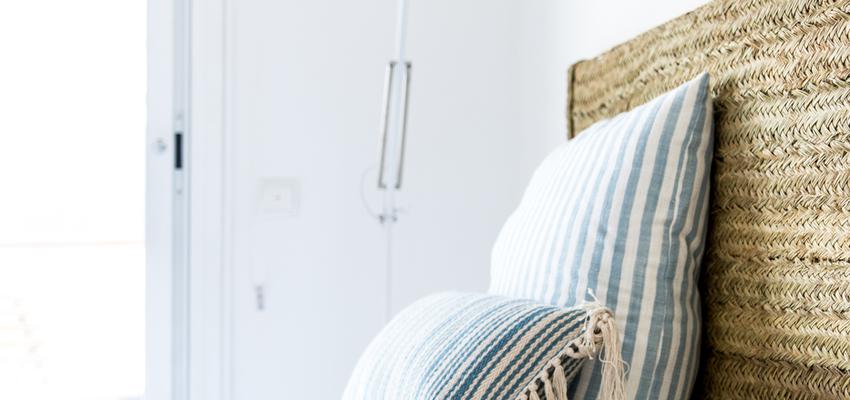 Dormitorio Estilo mediterraneo Color azul cielo, beige, blanco  diseñado por Dröm Living | Interiorista 