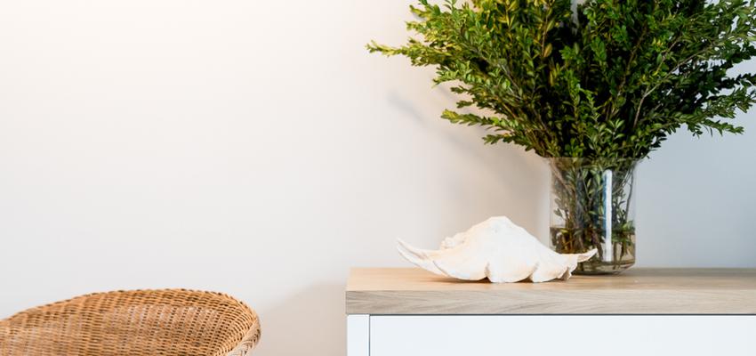 Dormitorio Estilo mediterraneo Color marron, blanco  diseñado por Dröm Living | Interiorista 