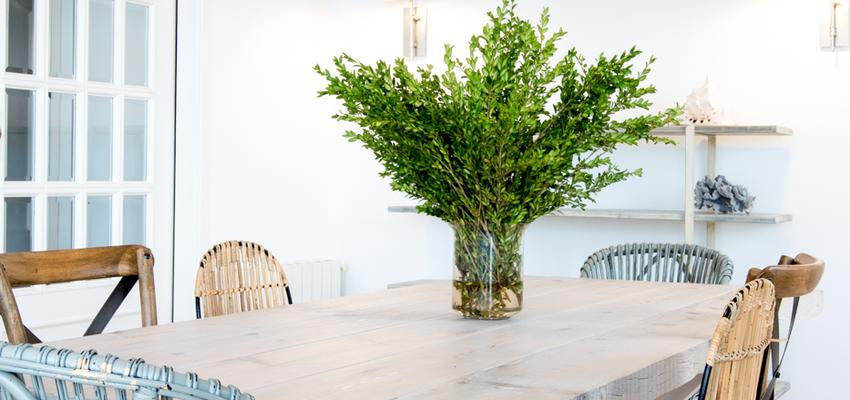 Comedor Estilo mediterraneo Color azul cielo, beige, negro  diseñado por Dröm Living | Interiorista 