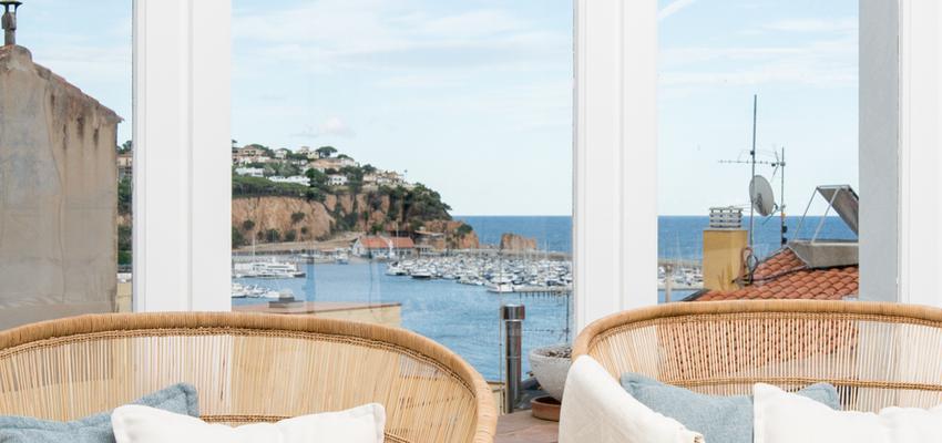 Salon Estilo mediterraneo Color azul cielo, beige, blanco  diseñado por Dröm Living | Interiorista 