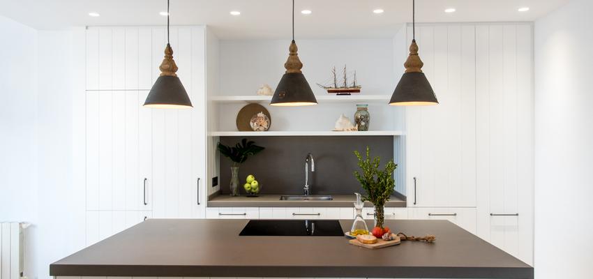 Cocina Estilo mediterraneo Color marron, gris  diseñado por Dröm Living | Interiorista 
