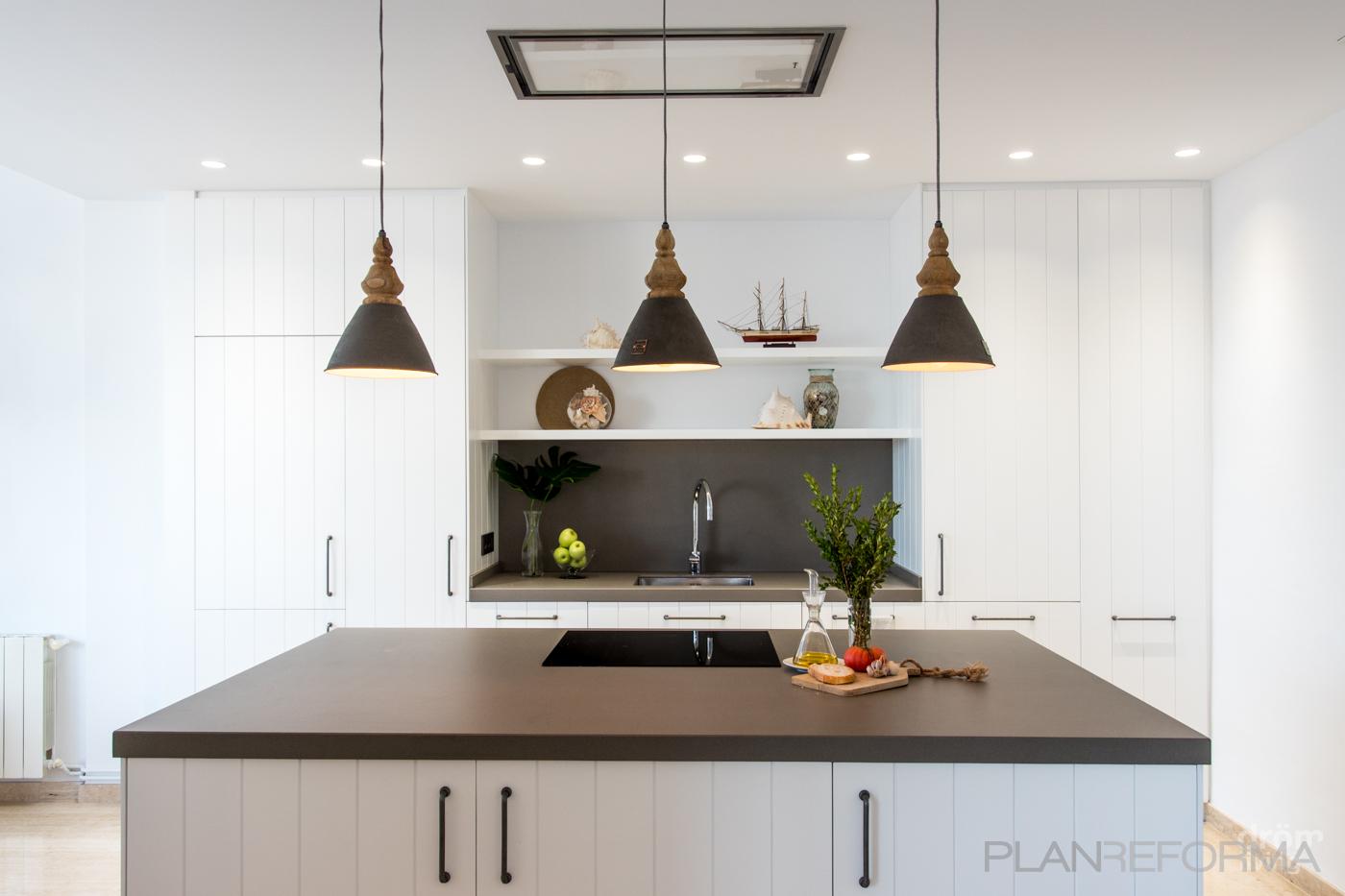 Cocina Estilo mediterraneo Color marron, gris  diseñado por Dröm Living | Interiorista 