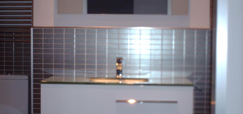 Baño Estilo moderno Color blanco, gris, negro  diseñado por Ladislao Kukor | Interiorista | Copyright Soy  propietario de la foto