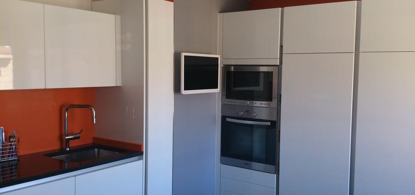 Cocina Estilo moderno Color rojo, blanco, negro  diseñado por Ladislao Kukor | Interiorista | Copyright Soy  propietario de la foto