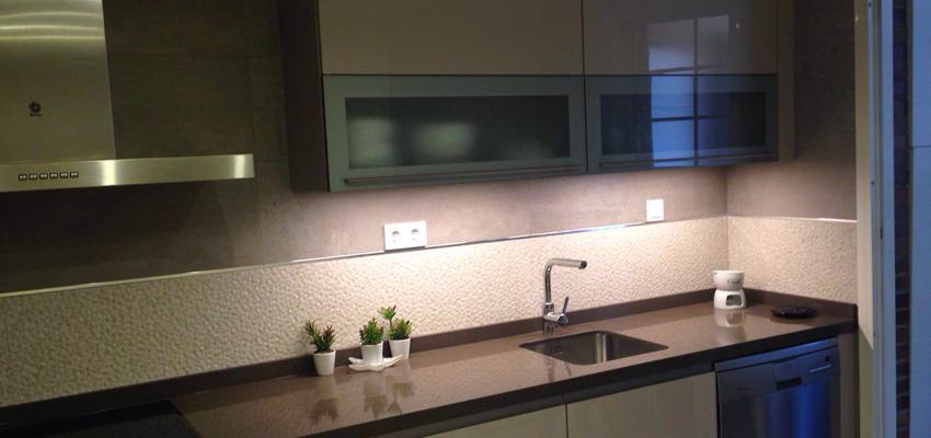 Cocina Estilo moderno Color amarillo, marron, gris  diseñado por Ladislao Kukor | Interiorista | Copyright Soy  propietario de la foto