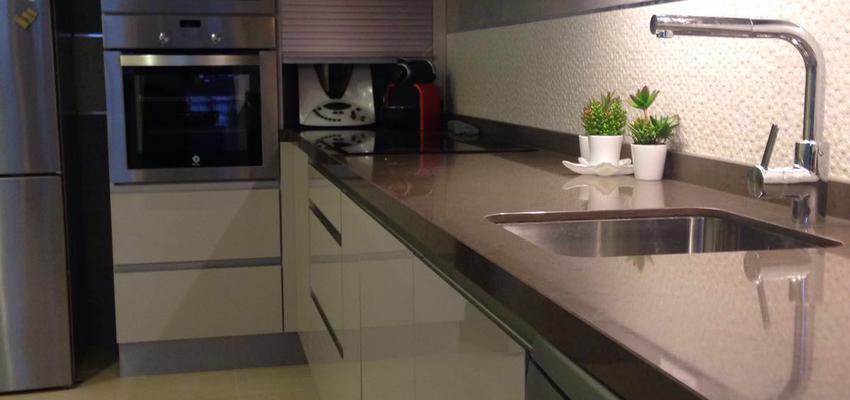 Cocina Estilo moderno Color amarillo, marron, gris  diseñado por Ladislao Kukor | Interiorista | Copyright Soy  propietario de la foto