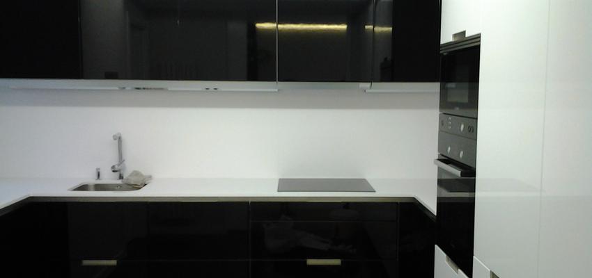 Cocina style moderno color blanco, negro  diseñado por AD interiorismo | Interiorista 