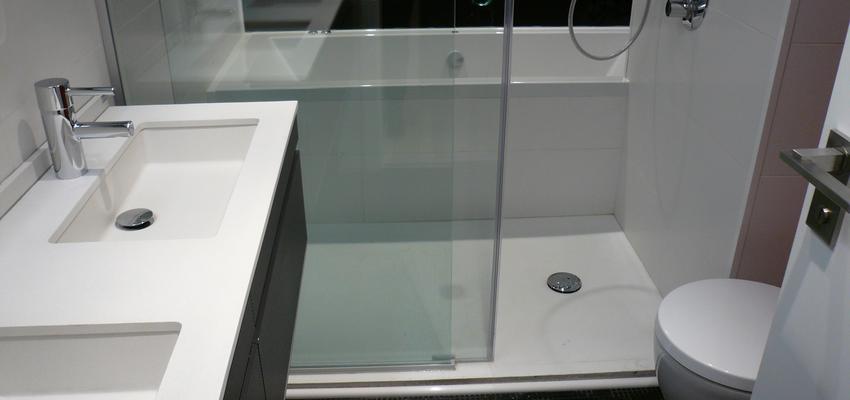 Baño style moderno color gris, negro  diseñado por AD interiorismo | Interiorista 