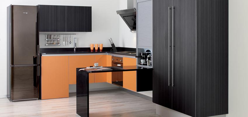 Cocina style moderno color ocre, blanco, negro  diseñado por Ulaca Cocinas | Interiorista 