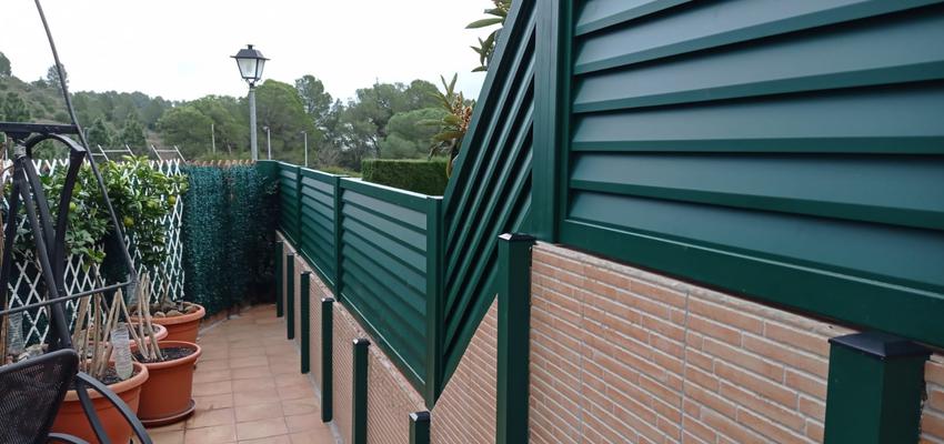 Exterior, Jardin Estilo moderno Color verde  diseñado por Aluminios  JCM | Gremio | Copyright La propietaria nos dió su permiso para publicar las fotos