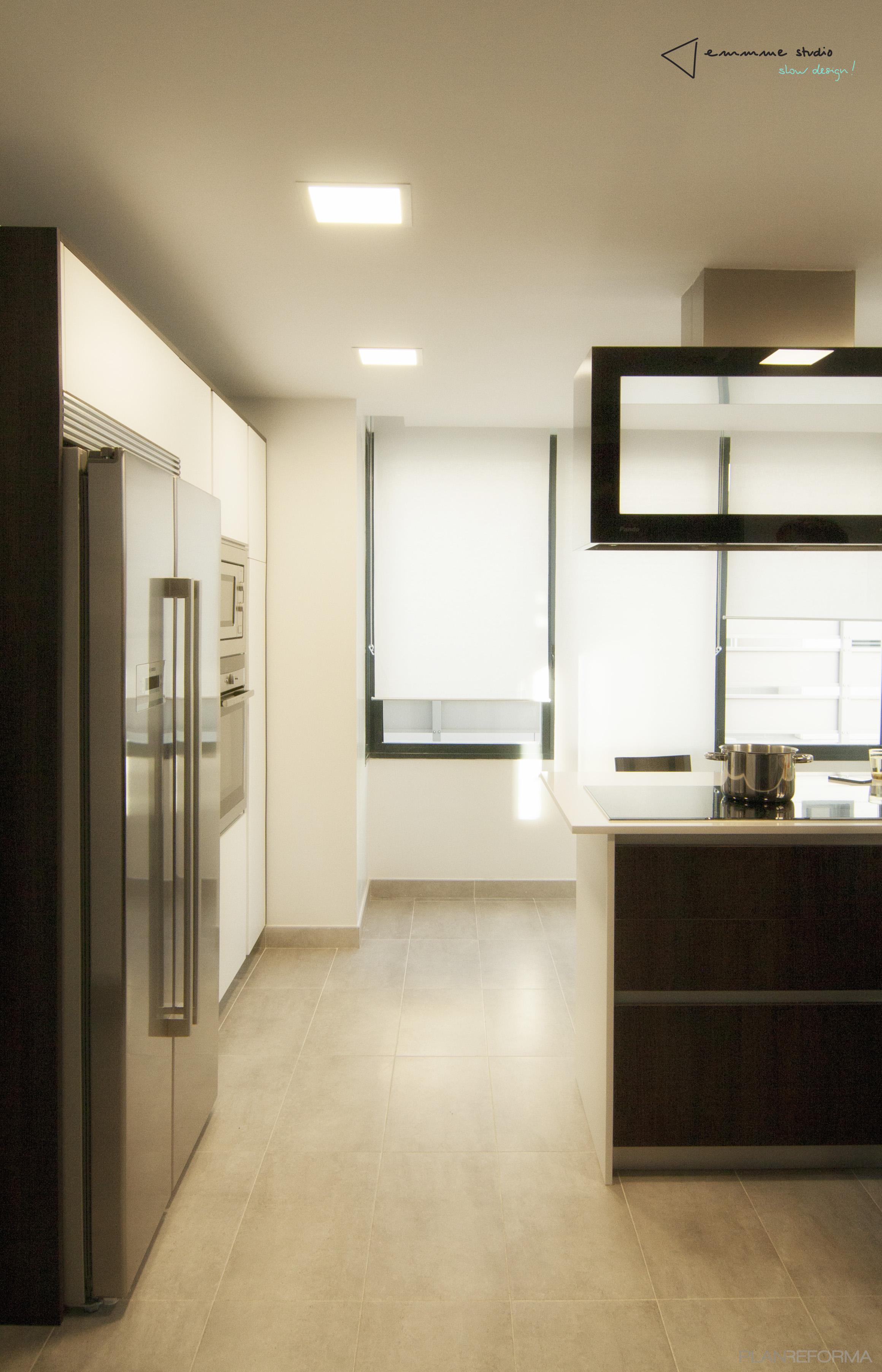 Cocina style moderno color beige, blanco, gris  diseñado por emmme studio | Arquitecto | Copyright emmme studio