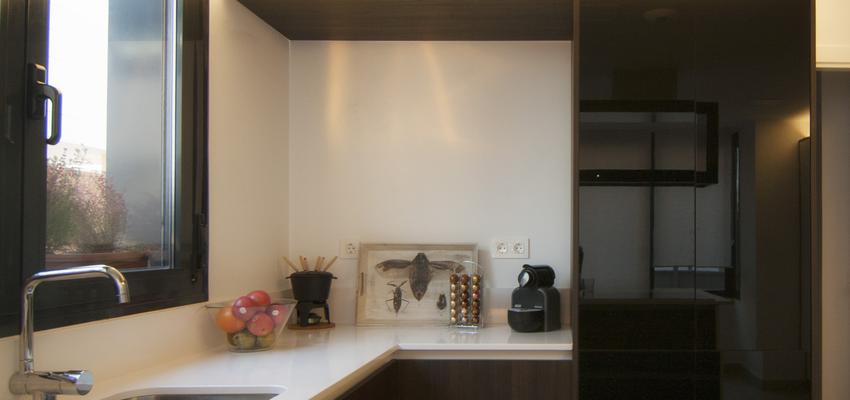 Cocina style moderno color beige, blanco, negro  diseñado por emmme studio | Arquitecto | Copyright emmme studio