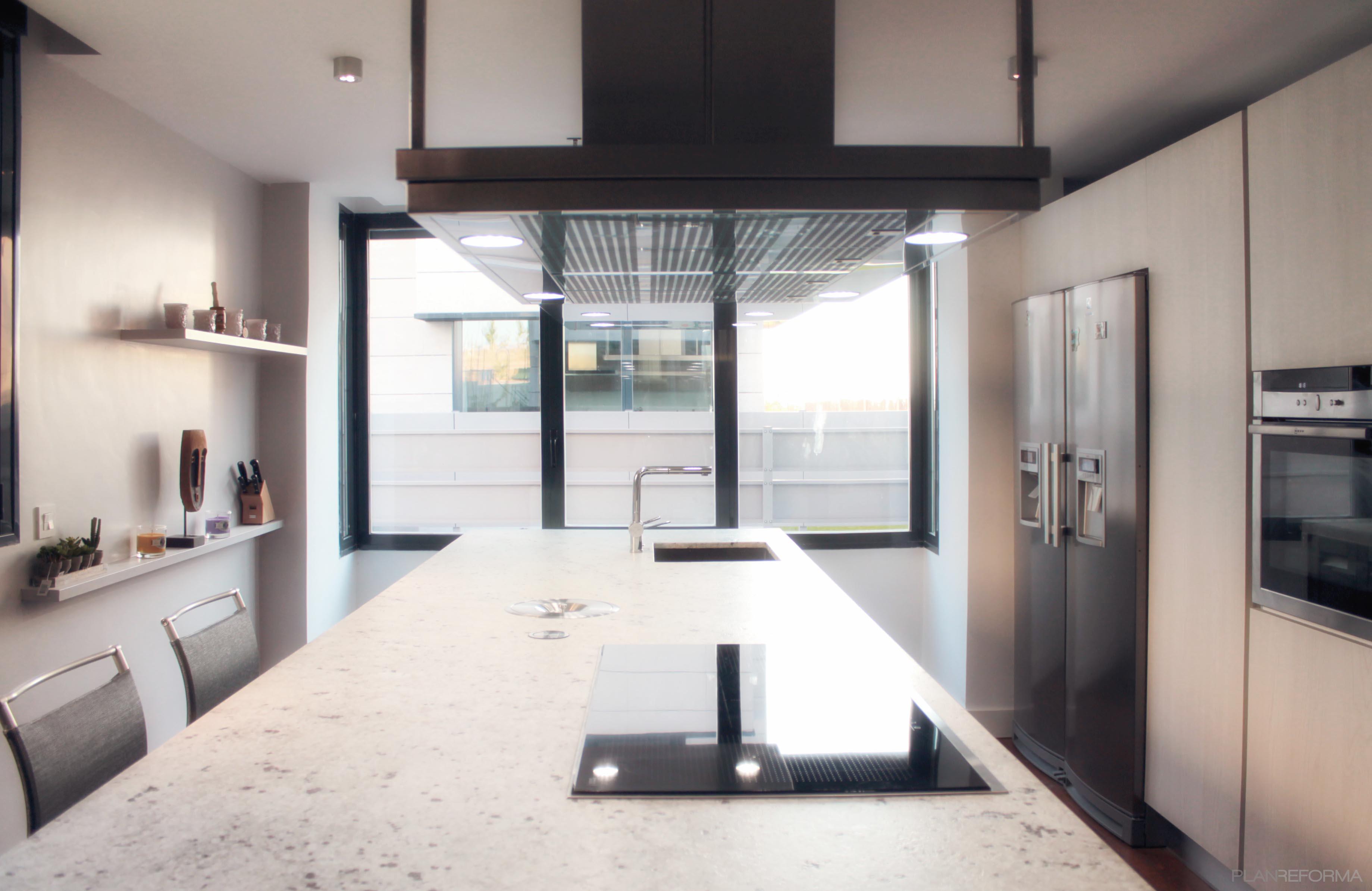 Cocina style moderno color beige, marron, marron, gris  diseñado por emmme studio | Arquitecto 