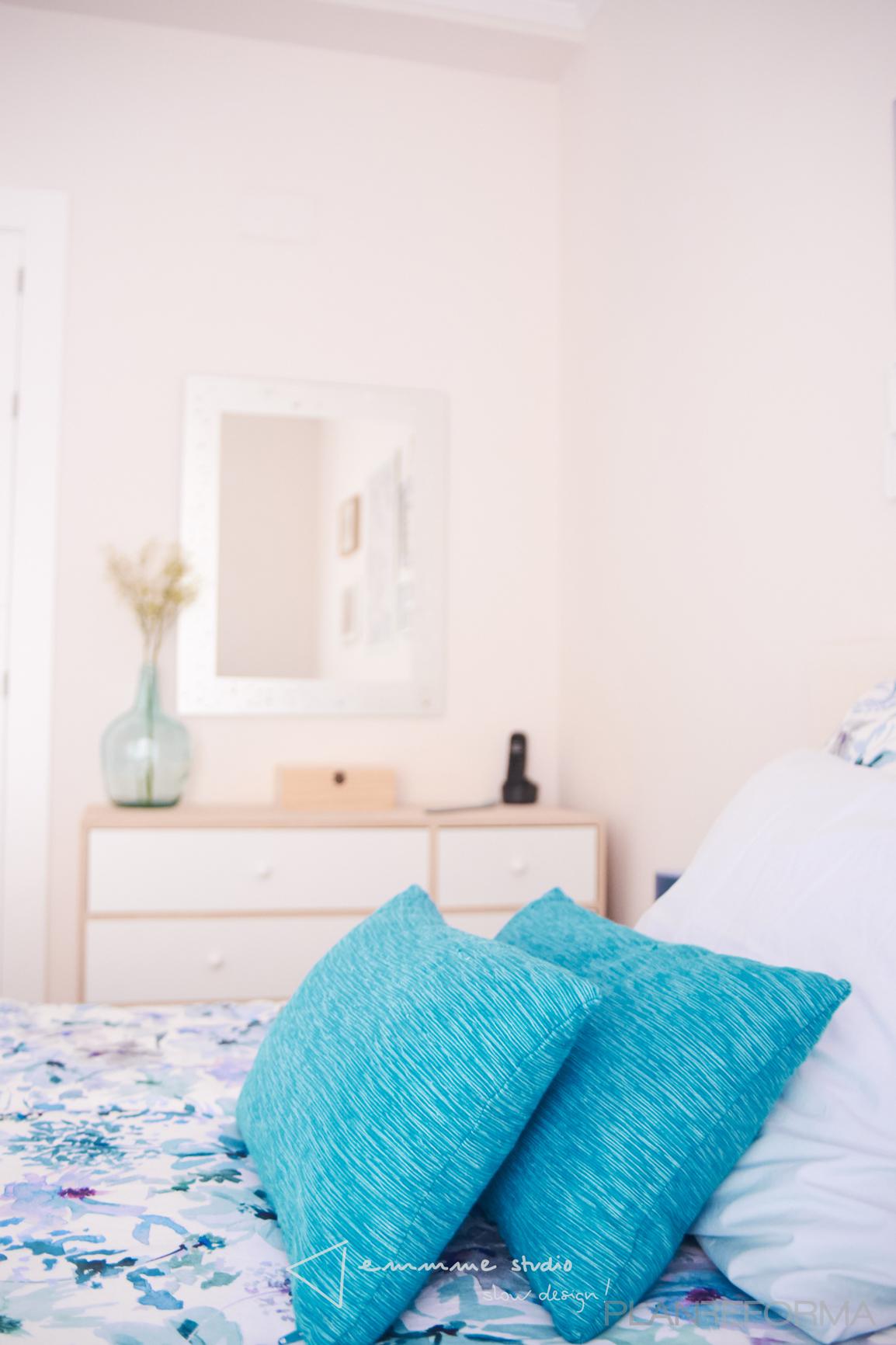Dormitorio style mediterraneo color turquesa, rosa, marron  diseñado por emmme studio | Arquitecto 