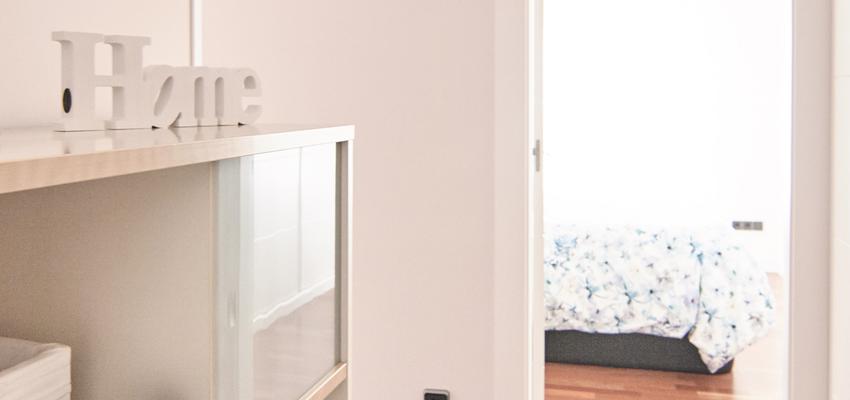 Recibidor style mediterraneo color rosa, marron, blanco  diseñado por emmme studio | Arquitecto 