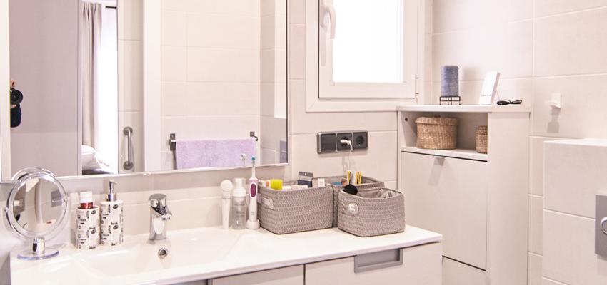 Baño style mediterraneo color rosa, blanco, gris  diseñado por emmme studio | Arquitecto 