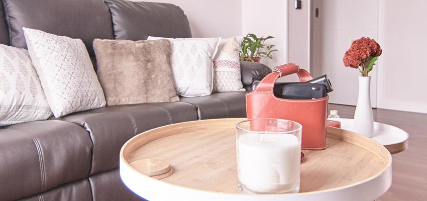 Salon style mediterraneo color marron, blanco, negro  diseñado por emmme studio | Arquitecto 