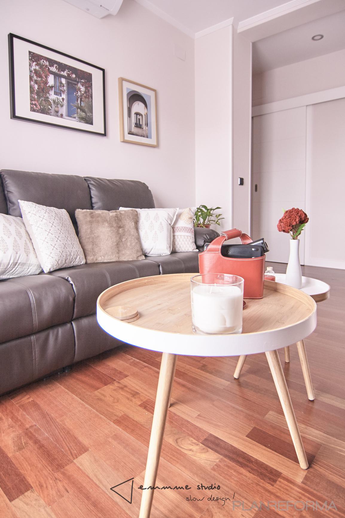 Salon style mediterraneo color marron, blanco, negro  diseñado por emmme studio | Arquitecto 