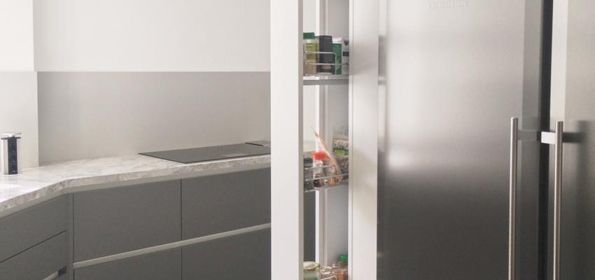 Cocina style moderno color blanco, gris, gris  diseñado por emmme studio | Arquitecto 