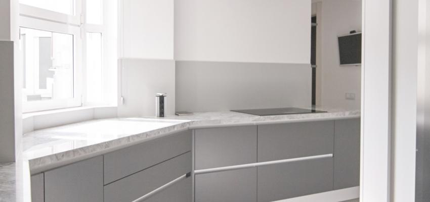Cocina style moderno color blanco, gris, gris  diseñado por emmme studio | Arquitecto 
