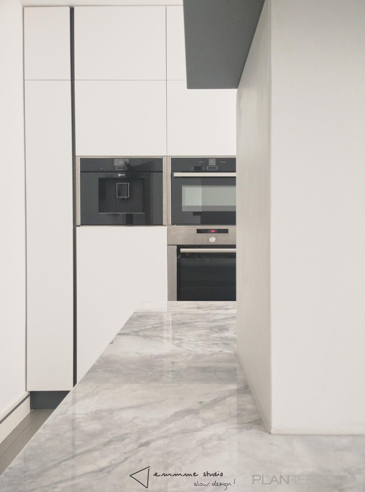 Cocina style moderno color blanco, gris, gris  diseñado por emmme studio | Arquitecto 