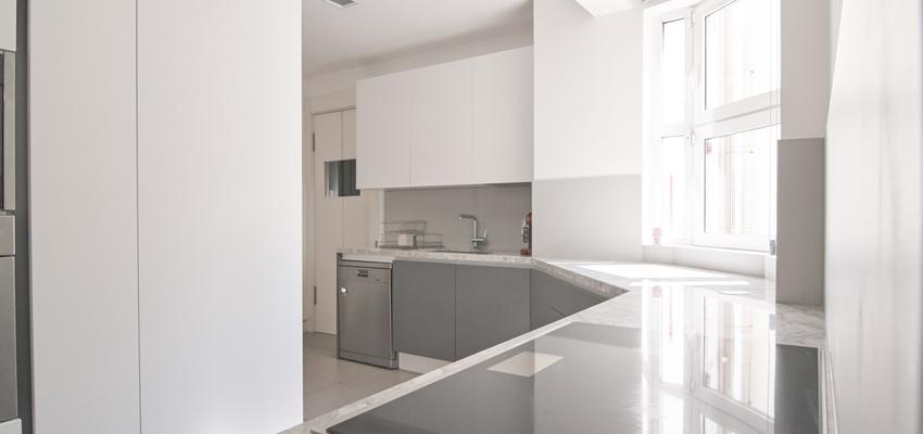 Cocina style moderno color blanco, gris, gris  diseñado por emmme studio | Arquitecto 