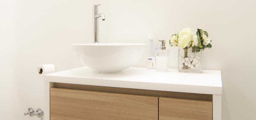 Baño Estilo contemporaneo Color beige, blanco, bronce  diseñado por emmme studio | Arquitecto | Copyright emmme studio