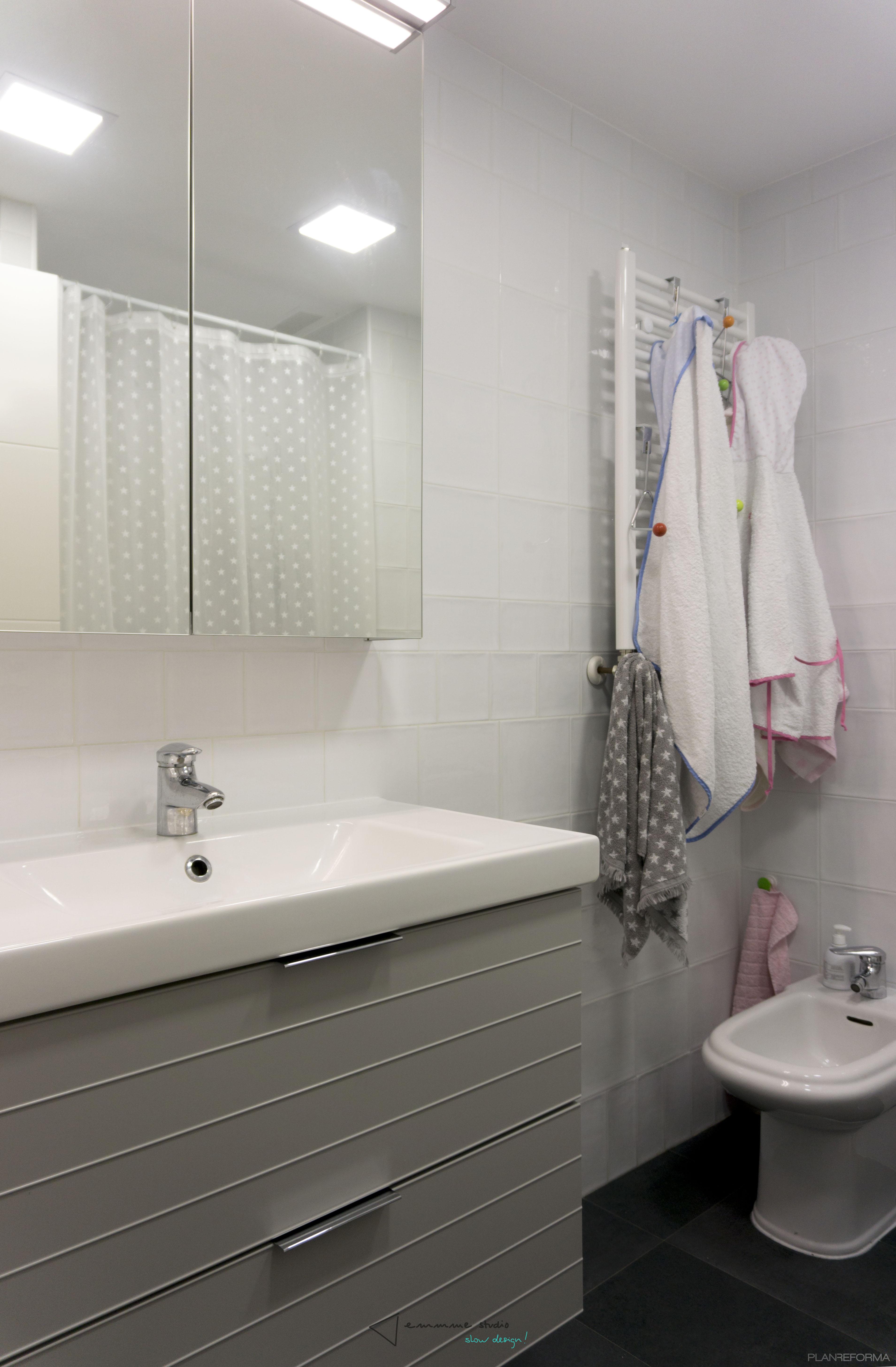 Baño Estilo moderno Color blanco  diseñado por emmme studio | Arquitecto | Copyright emmme studio
