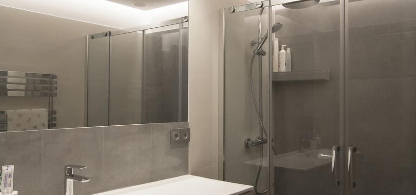 Baño style moderno color beige, blanco  diseñado por emmme studio | Arquitecto 