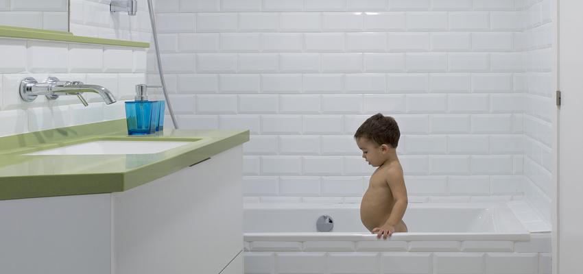 Baño Estilo moderno Color blanco, gris  diseñado por Albert Brito. Arquitectura | Arquitecto | Copyright Flavio Coddou