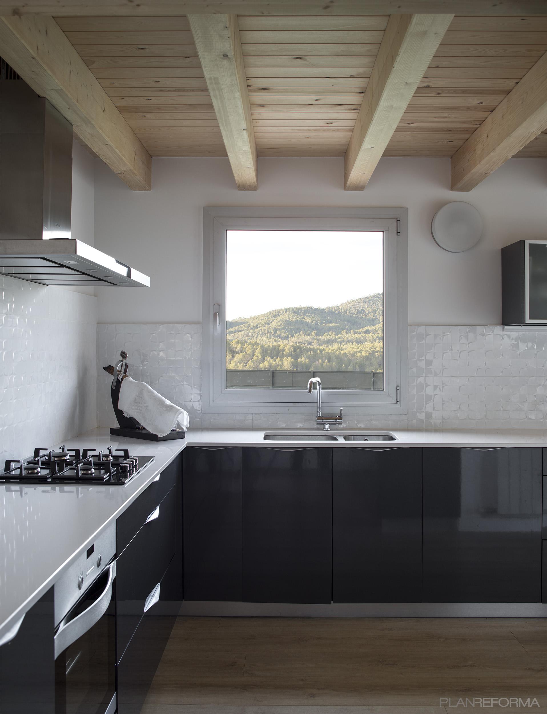 Cocina Estilo contemporaneo Color gris  diseñado por Albert Brito. Arquitectura | Arquitecto | Copyright ©Flavio Coddou