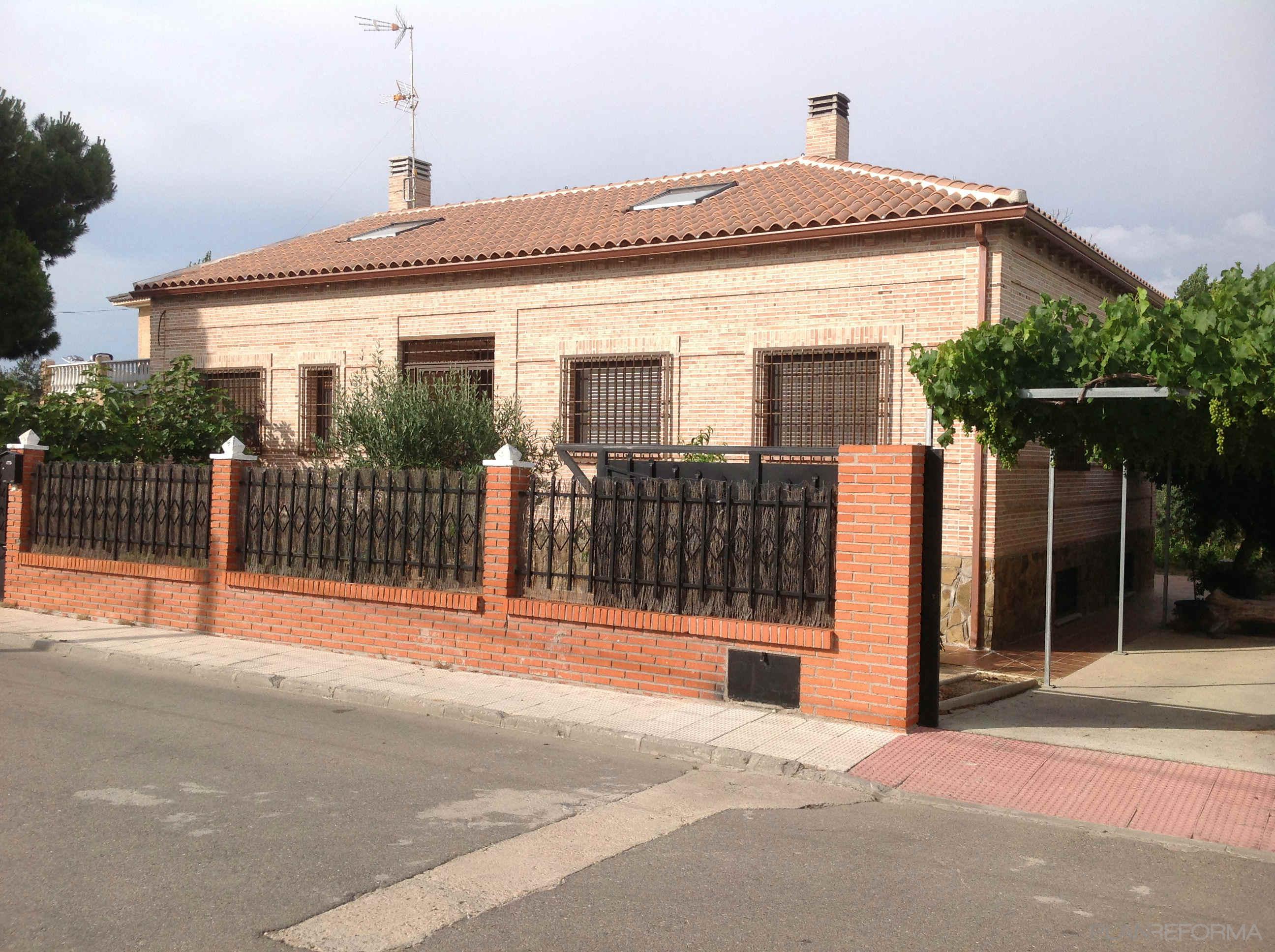 Piscina, Exterior, Jardin style tradicional color beige, marron, marron, negro  diseñado por ITCE Inspección Técnica de Edificios y Certificación Energética | Arquitecto 