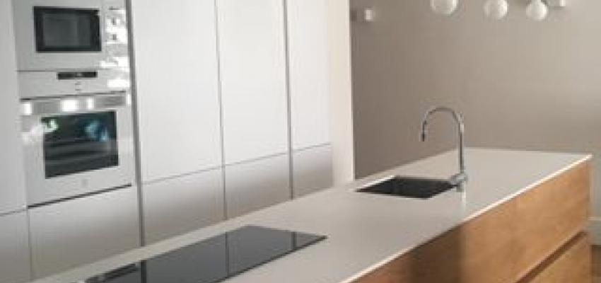 Cocina Estilo contemporaneo Color amarillo, azul oscuro, beige  diseñado por Mec Reformas e interiorismo | Gremio | Copyright Susana Brea