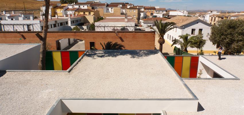 Exterior Estilo moderno Color rojo, ocre, verde  diseñado por PIÑAR ROMERO ARQUITECTOS | Arquitecto | Copyright Soy el autor de esta fotografia