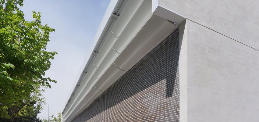 Gimnasio, Exterior Estilo moderno Color blanco, gris, gris  diseñado por PIÑAR ROMERO ARQUITECTOS | Arquitecto | Copyright Soy el autor de esta fotografia