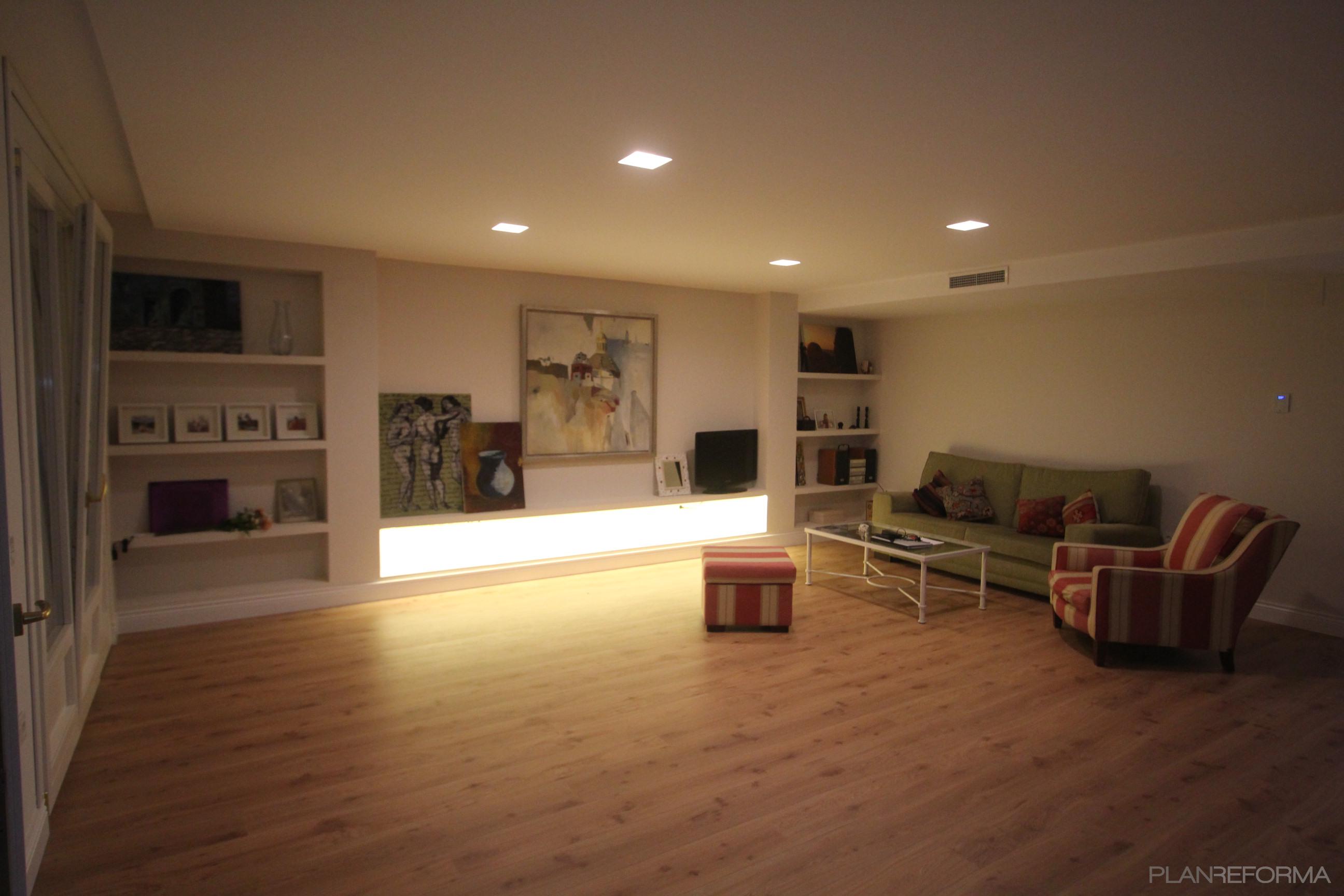 Salon style contemporaneo color rojo, verde, marron, blanco  diseñado por PSP OBRAS Y SERVICIOS | Gremio 