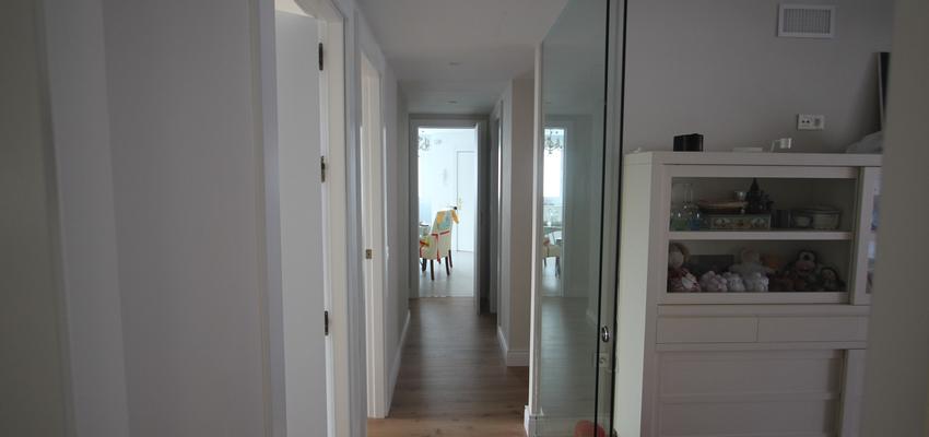 Pasillo style moderno color marron, blanco  diseñado por PSP OBRAS Y SERVICIOS | Gremio 