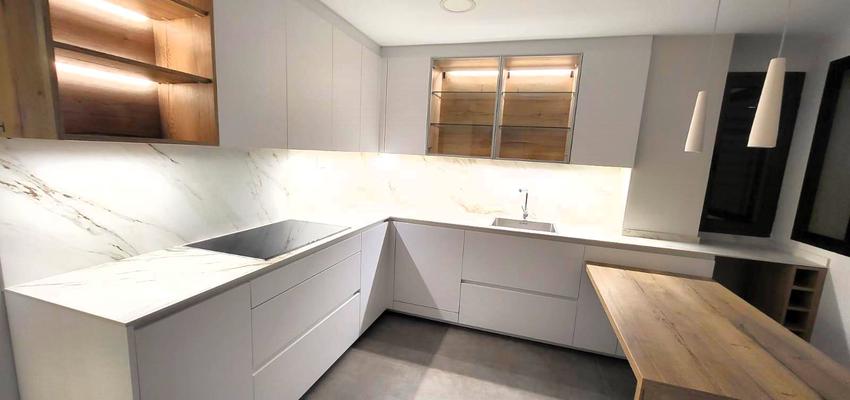 Cocina Estilo contemporaneo Color beige, gris, plateado  diseñado por Verdín Reformas | Reformista, constructor | Copyright @verdinreformas