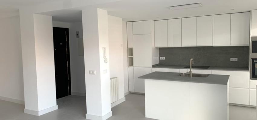 Cocina Estilo moderno Color gris, plateado  diseñado por Verdín Reformas | Reformista, constructor | Copyright @verdinreformas