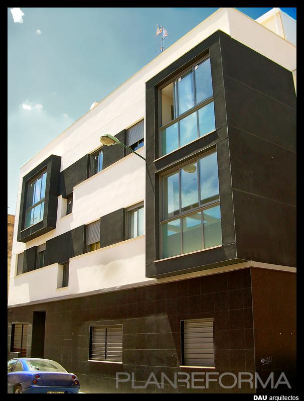 Exterior Estilo contemporaneo Color blanco, gris, negro  diseñado por DAU arquitectos | Arquitecto 