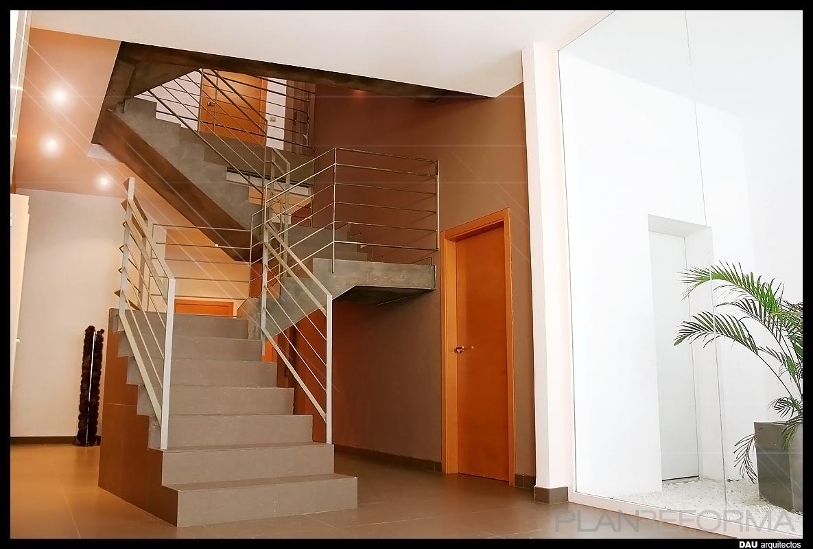 Recibidor, Escalera Estilo contemporaneo Color ocre, blanco, gris  diseñado por DAU arquitectos | Arquitecto 
