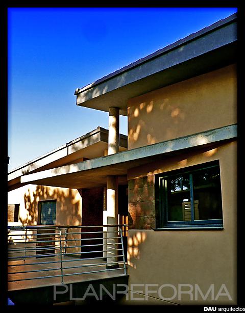 Exterior Estilo contemporaneo Color ocre, marron, gris  diseñado por DAU arquitectos | Arquitecto 