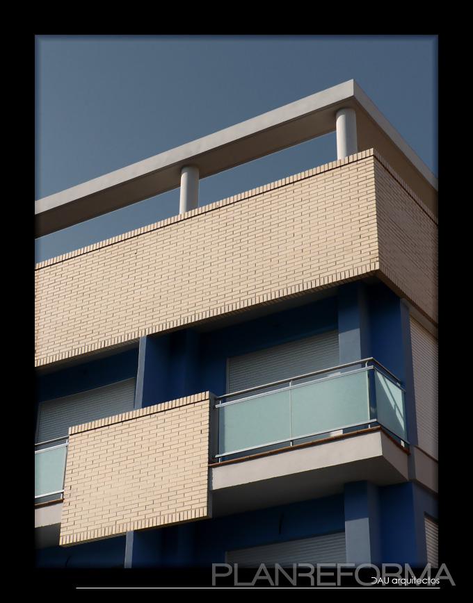 Exterior Estilo contemporaneo Color azul, beige, blanco  diseñado por DAU arquitectos | Arquitecto 