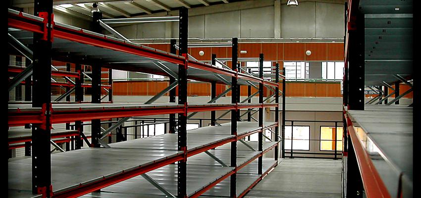 Escalera, Oficina Estilo contemporaneo Color rojo, gris, bronce  diseñado por DAU arquitectos | Arquitecto 